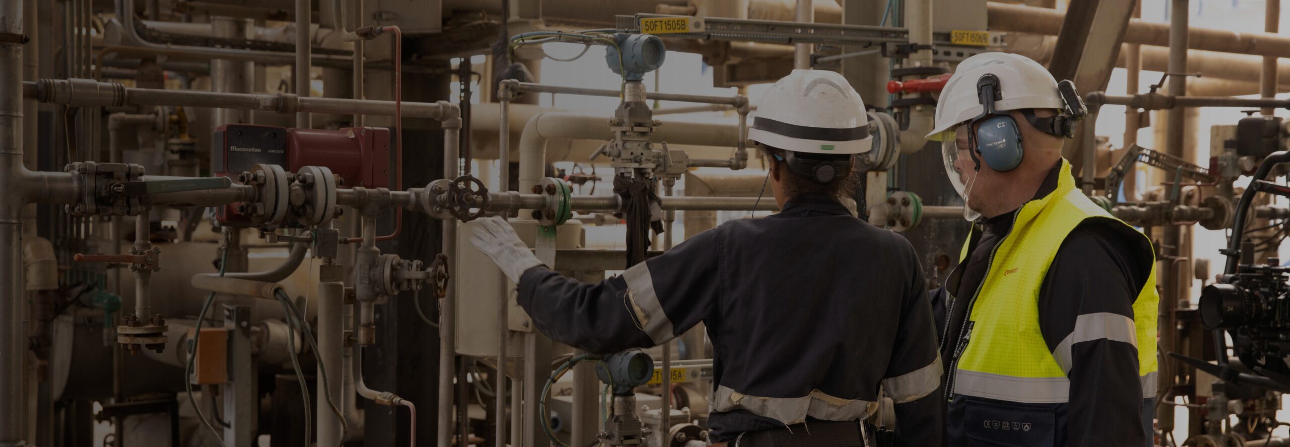 Deux ingénieurs au sein de la platefrome de Gravenchon en Normandie