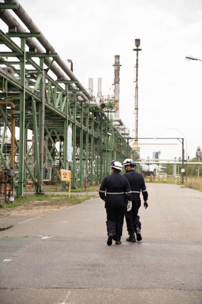 Deux hommes plateforme