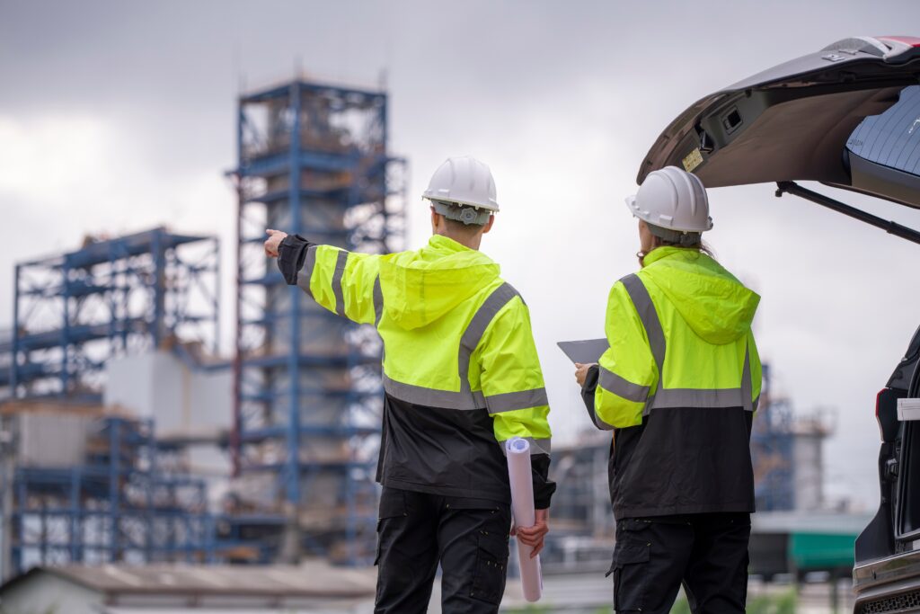 hommes sur plateforme